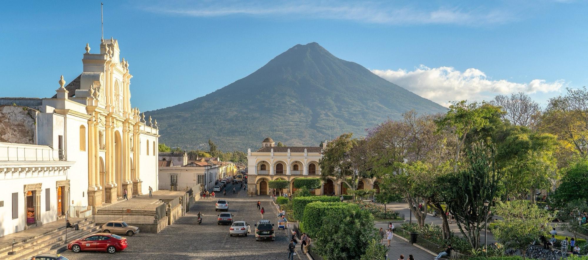 Catedral de Antigua Guatemala y el Volcán de Agua